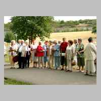 59-09-1162 5. Kirchspieltreffen 2003. Die Teilnehmer vor dem Gedenkstein..JPG